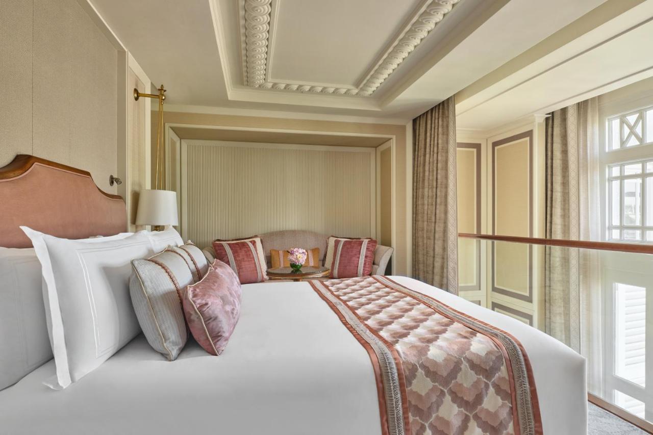 The Fullerton Hotel Сингапур Екстериор снимка A bedroom at the hotel