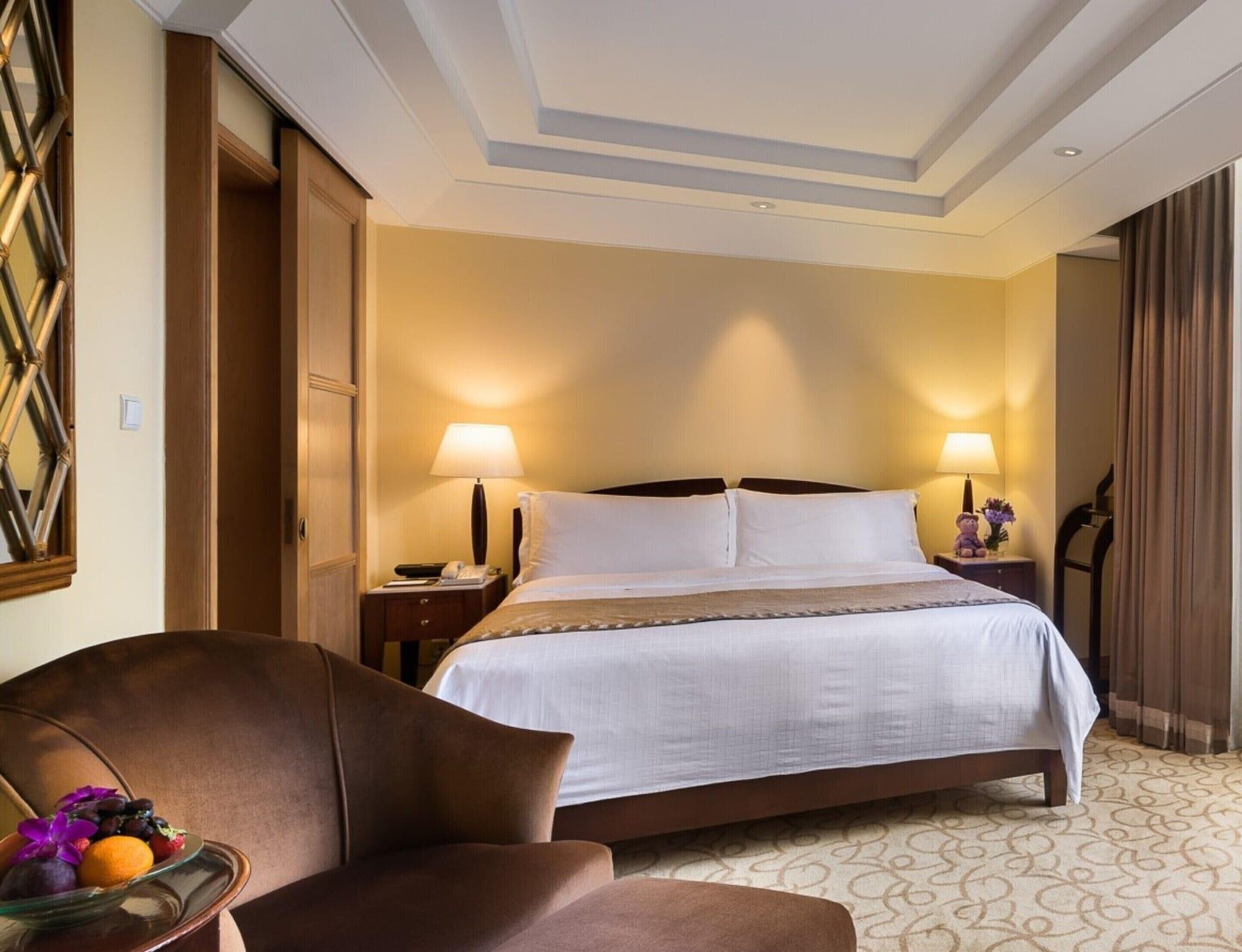 The Fullerton Hotel Сингапур Екстериор снимка A bedroom at the Shangri-La Hotel, Kuala Lumpur