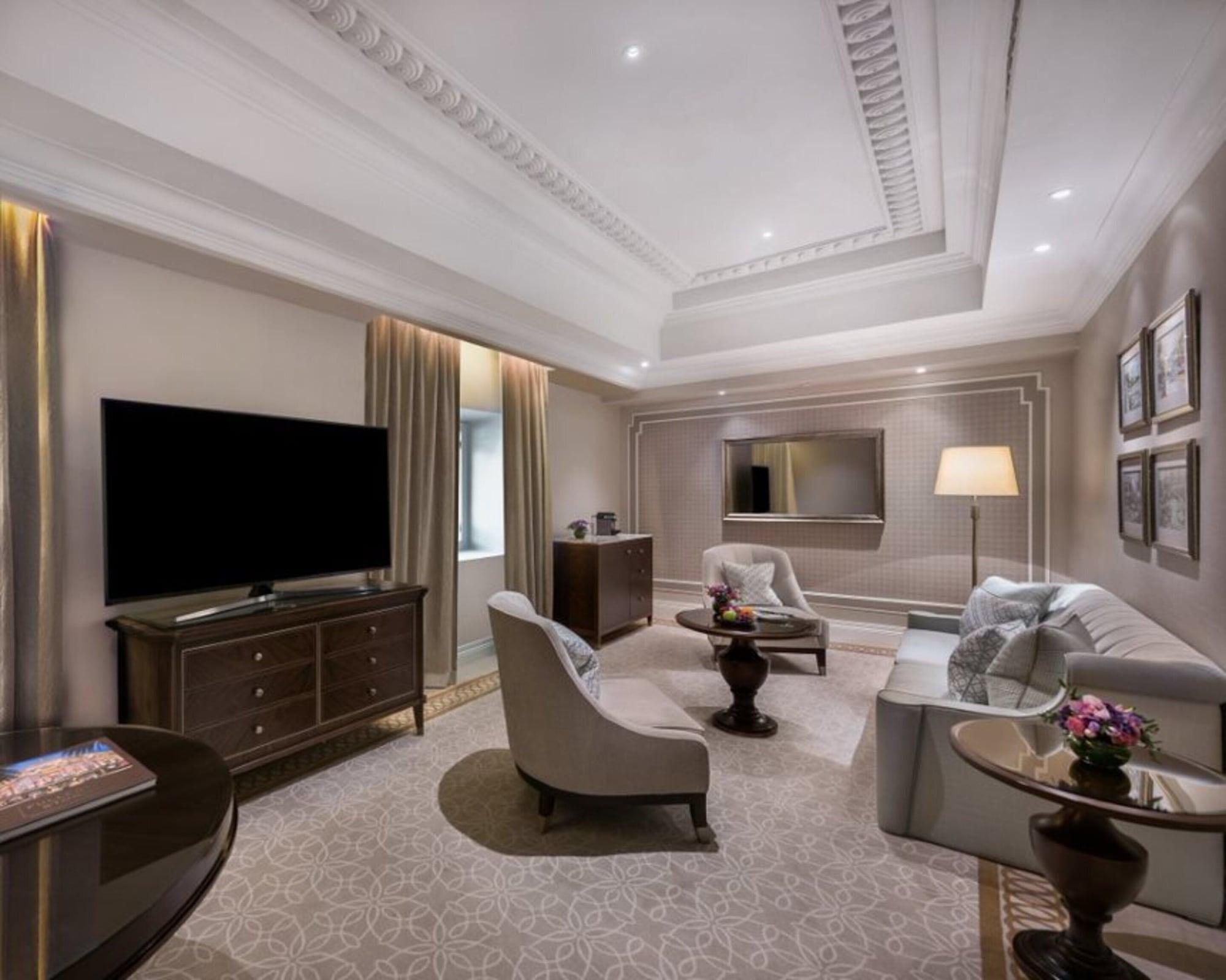 The Fullerton Hotel Сингапур Екстериор снимка A living room in a suite at the Ritz-Carlton, Kuala Lumpur