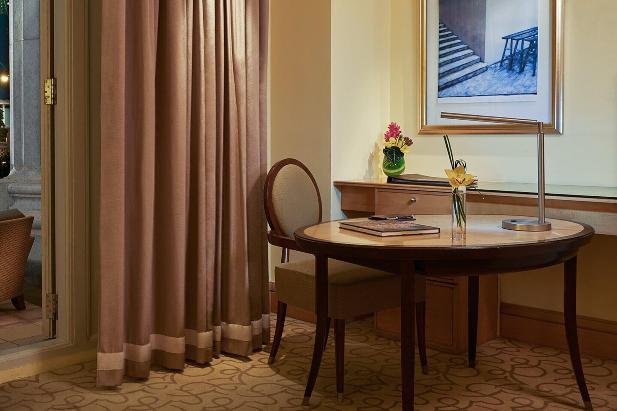The Fullerton Hotel Сингапур Екстериор снимка A room at the hotel