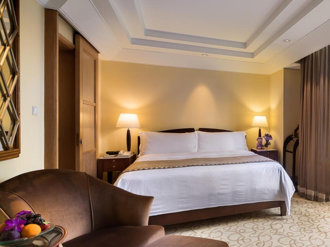 The Fullerton Hotel Сингапур Екстериор снимка A bedroom at the Shangri-La Hotel, Kuala Lumpur