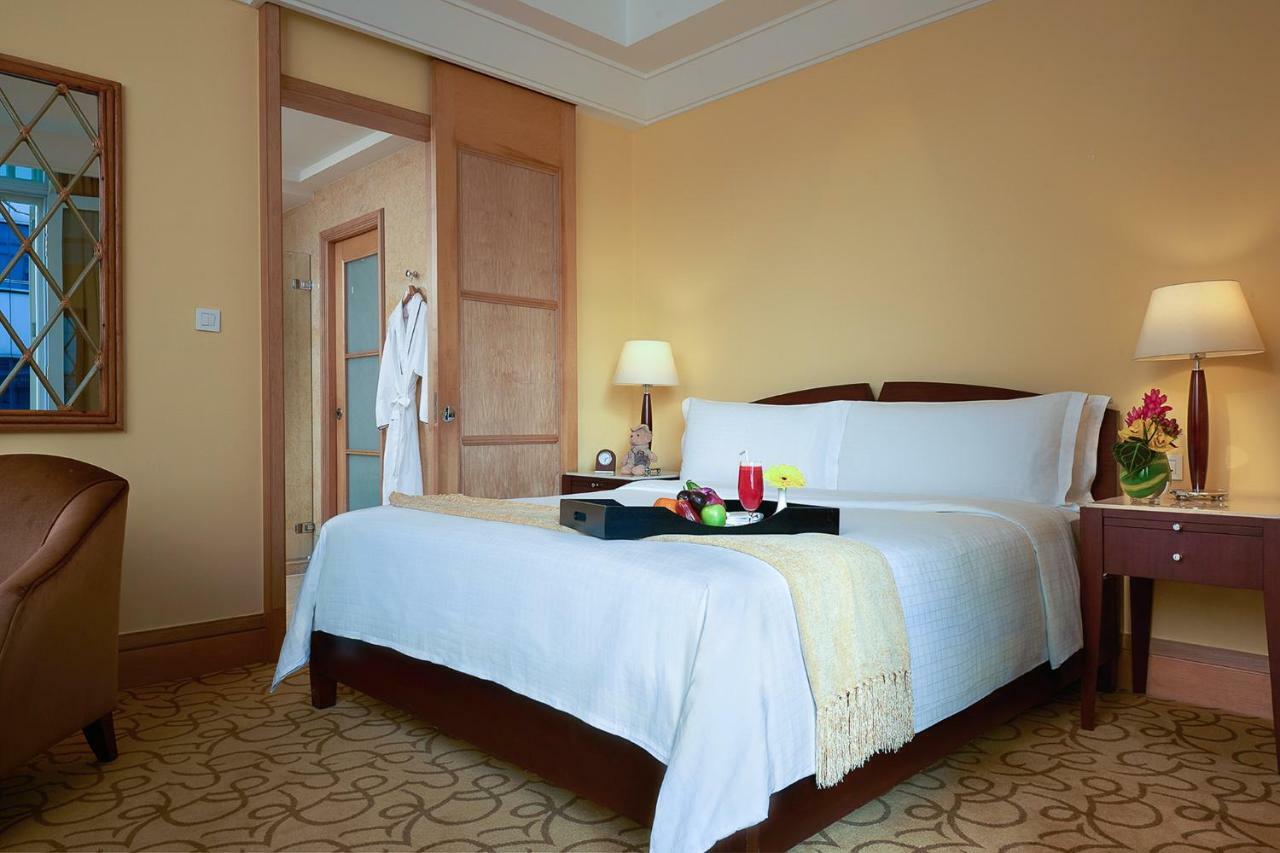 The Fullerton Hotel Сингапур Екстериор снимка A bedroom at the Shangri-La Hotel, Kuala Lumpur